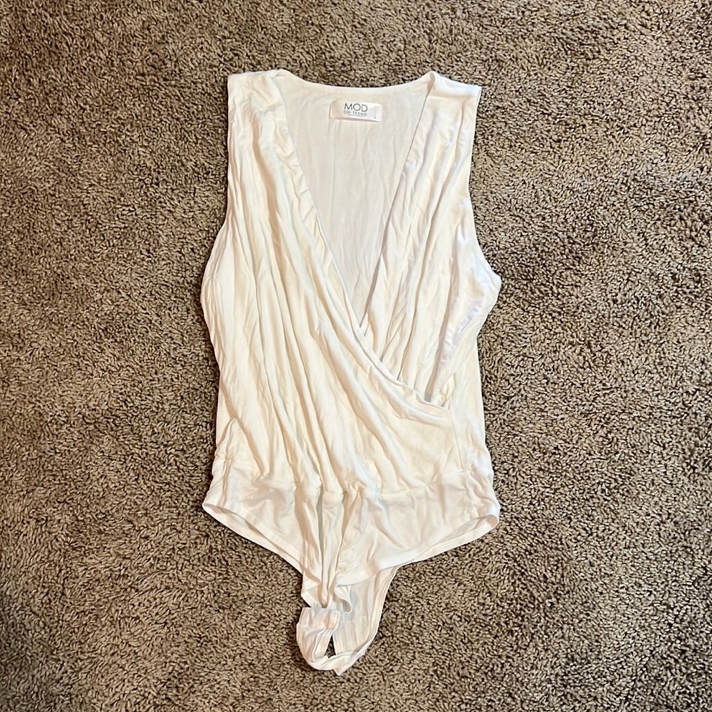 Women’s sleeveless bodysuit.